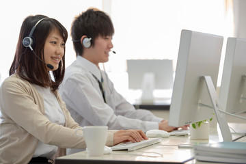 電話応対をするオペレーター