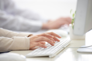 パソコン入力するビジネスマンの手元
