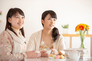 ティータイムを楽しむ2人の女性
