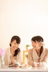 談笑をする2人の女性