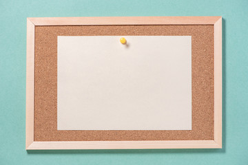 Fototapeta premium Corkboard for notes with empty sheets on buttons on a green background