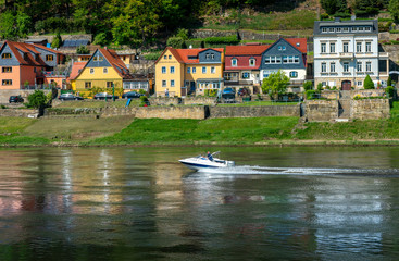 Wohnhäuser in der Stadt Wehlen an der Elbe, Sachsen, Deutschland