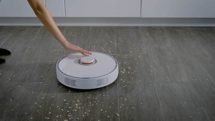 Crop hand switching on robotic vacuum cleaner