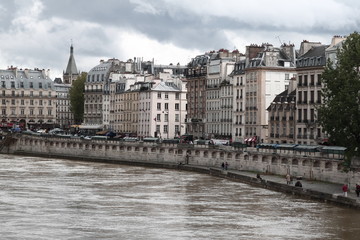 Fototapeta na wymiar House on the banks of the Seine