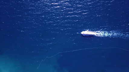 Fototapeta na wymiar boat in the blue sea
