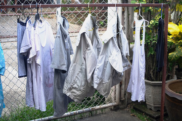 Hang dry clothes in the sun .