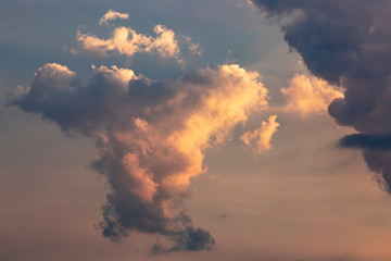 Einzelne Wolke am Abendhimmel von der Sonne angestrahlt 2