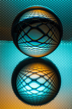 Gespiegelte Galskugel gerastert in blau und orange