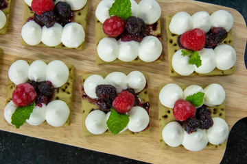 delicious green tea cheese tart with berry