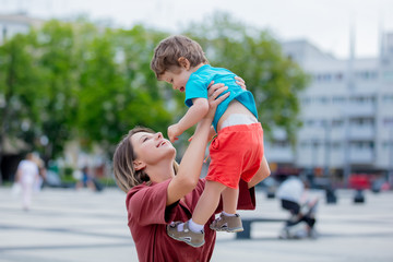 Obraz premium little toddler boy and mother have a fun on the city street