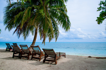 Fototapeta na wymiar chairs on the beach maldivien
