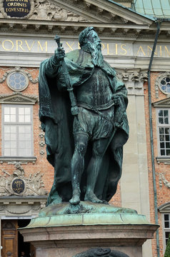 Statue von Gustavo Erici vor dem Riddarhuset in Stockholm