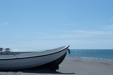 Naklejka premium Рыбацкие лодки на берегу моря ранним утром