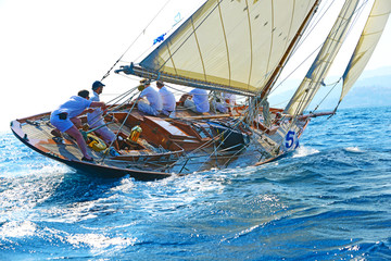 Yacht d'epoca in regata.