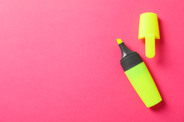 Open highlighter on color background, space for text - obrazy, fototapety, plakaty