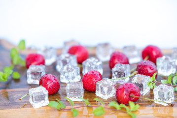 Piękne, dojrzałe i pyszne czerwone czereśnie © Anna Granat