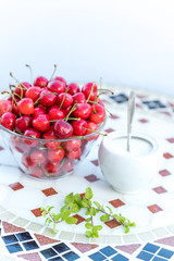 Piękne, dojrzałe i pyszne czerwone czereśnie