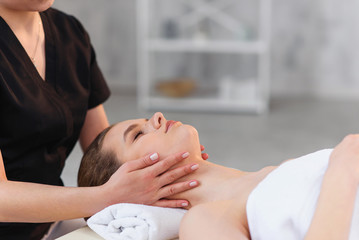 Obraz na płótnie Canvas Young caucasian woman getting spa treatment in the modern white salon.