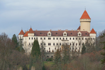 Obraz premium State castle Konopiste in autumn, cloudy sky