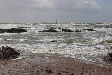 Phare des Barges et vagues (Les Sables-d'Olonne)