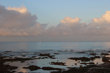 Marée basse aux Sables d'Olonne au soleil couchant