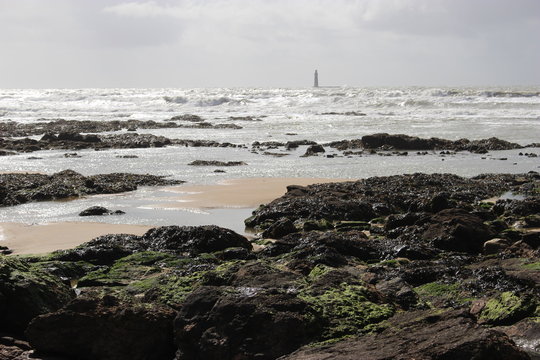 Phare des Barges vu depuis l'anse de la Paracou le soir (Les Sables-d'Olonne)