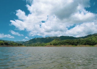 Lago en medio de las montañas 
