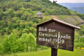 Blick zur Clemenskapelle auf dem Rheinsteig, Deutschland