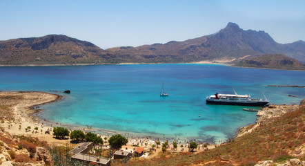 Fototapeta na wymiar beautiful lazure bay and tropical beach at Gramvousa island, Crete, Greece