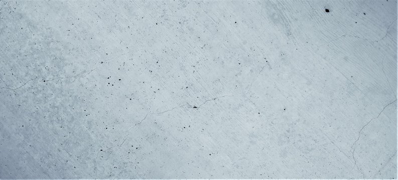 Graublaue Betonwand mit diagonal geb&uuml;rsteten und verputzten Strukturenm, rissenb und l&ouml;chrigen Mustern. Kunstvoller Graublauer , Hintergrund im Industrial Design in Pastellblauen Farben.