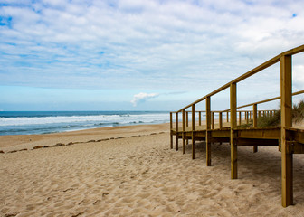 Fototapeta premium drewniany chodnik na plaży