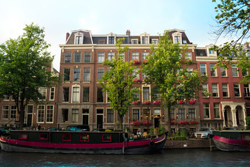 Vista di un edificio sui canali di Amsterdam