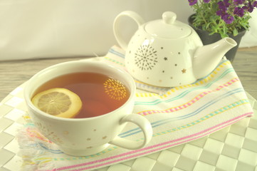 śniadanie z gorącą herbatą