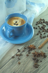 aromatyczna zaparzona kawa z ziarenkami i pianką