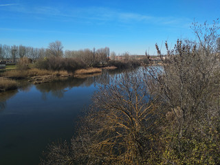 Río con árboles sin hojas de otoño.