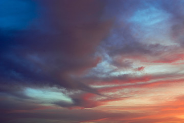 Naklejka na ściany i meble kolorowe chmury na wieczornym niebie