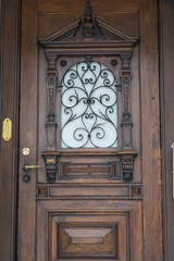 Alte Holztür in einem historischen Haus