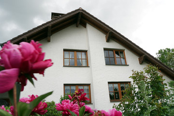 Fototapeta na wymiar Einfamilienhaus im Landhaus-Stil