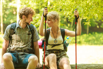 Naklejka premium Hiking couple backpackers resting on forest trail