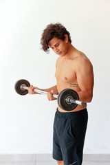 Hombre entrenando en gimnasio de box levantando pesas	