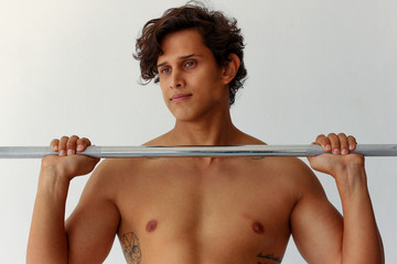 Hombre entrenando en gimnasio de box levantando pesas - obrazy, fototapety, plakaty