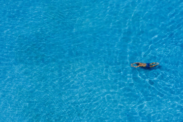 Obraz premium happy man is relaxing and enjoy swimming in the swimming pool of the luxury hotel and resort with warm beautiful sunlight at the summertime with copy space. summer holiday vacation idyllic.
