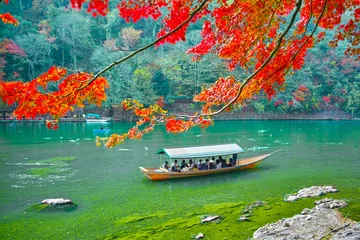 Poster 紅葉シーズンの京都、嵐山の大堰川と屋形船 © 7maru