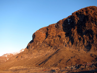 アイスランド　朝日で赤く染まる岩壁