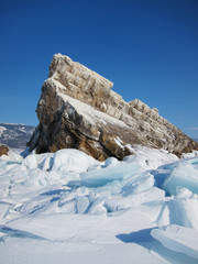バイカル湖の氷と岩の島