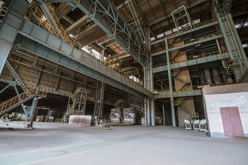 Obraz premium Interior of an old abandoned industrial steel factory