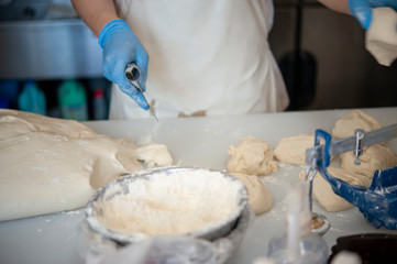 パン生地を切る