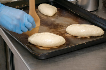 パン生地に卵黄を塗る