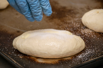 パン生地に塩をまぶす
