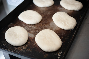 並べられたパン生地